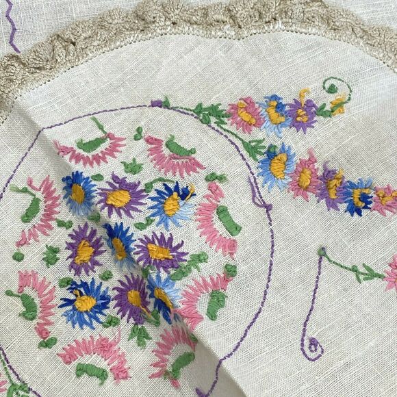 Vintage linen table runner hand embroidery tablecloth thick crochet trim oval - Picture 8 of 8